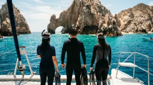 Snorkelers preparing for a Los Cabos snorkeling tour near El Arco